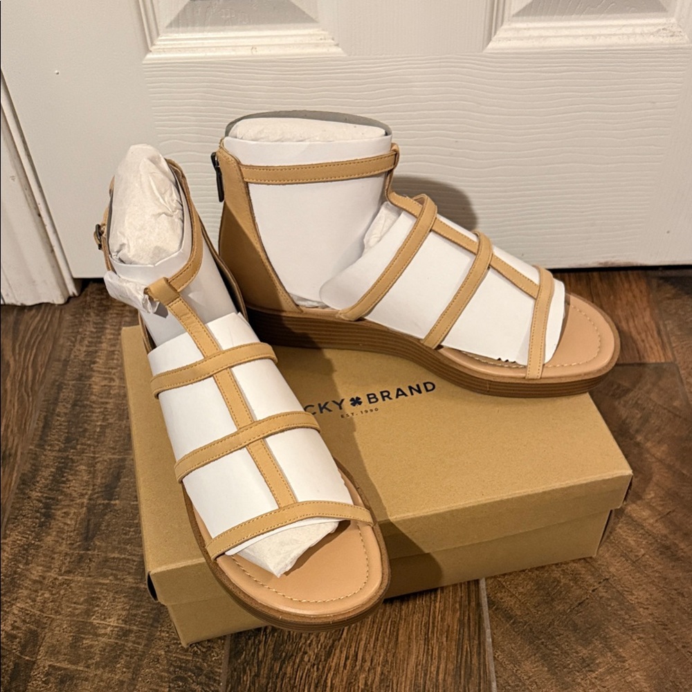 Lucky Brand Beige and White Women's Sandals
